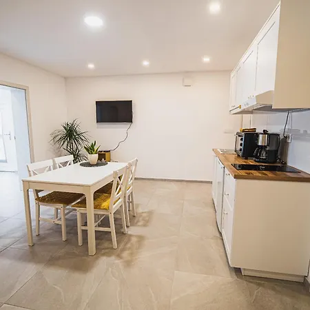 Gotar With Garden アパート