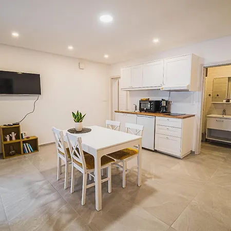 Gotar With Garden アパート *